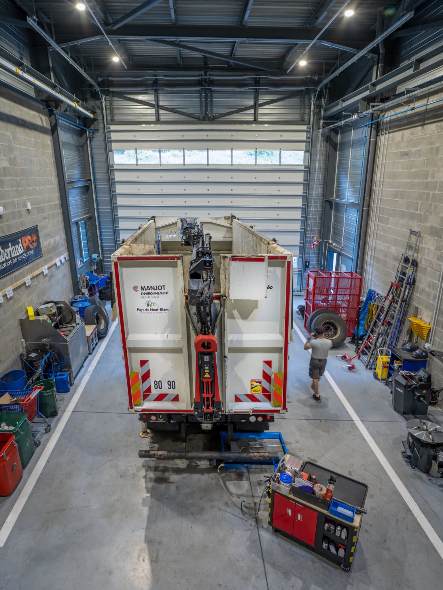 centre technique mécanicien camion poids lourd collecte déchets pays du mont-blanc